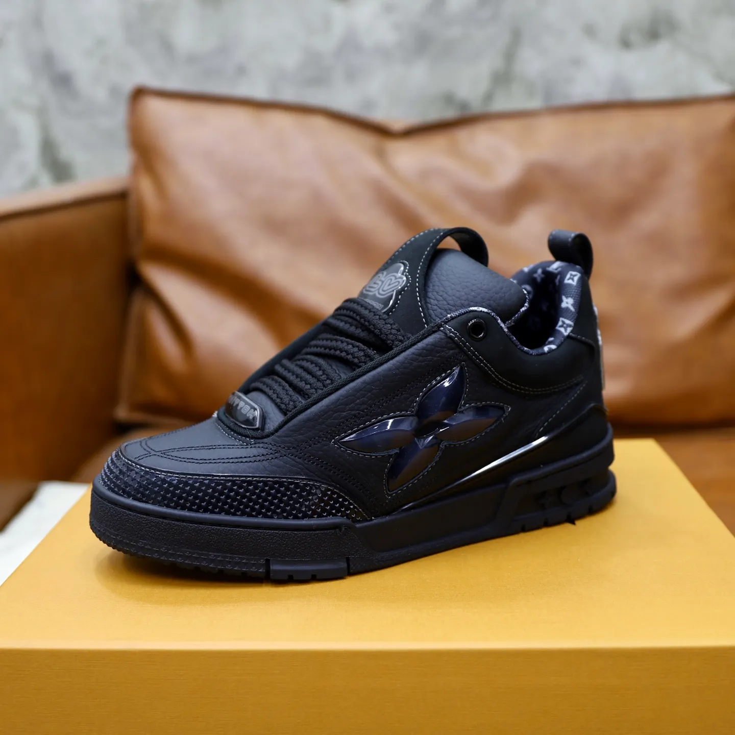Men's shoes 💰: 860💰 LV Louis Vuitton TRAINER new sneakers are shipped. Louis Vuitton men's artistic director Virgil Abloh took inspiration to create this LV Trainer sneaker. Yingze crystal inlays present a colorful effect, with two gorgeous effect colors to choose from. The LV diamond letter logo badge on the tongue is gorgeous and noble. The LV letters are decorated on the side. The outsole is decorated with a Monogram flower pattern. It shows the trend of elegance and nobility! Men's model: 39-44 (38, 45, 46 customized)